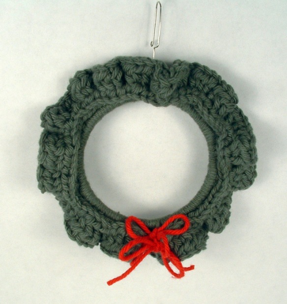 Small wreath crocheted of cotton yarn.